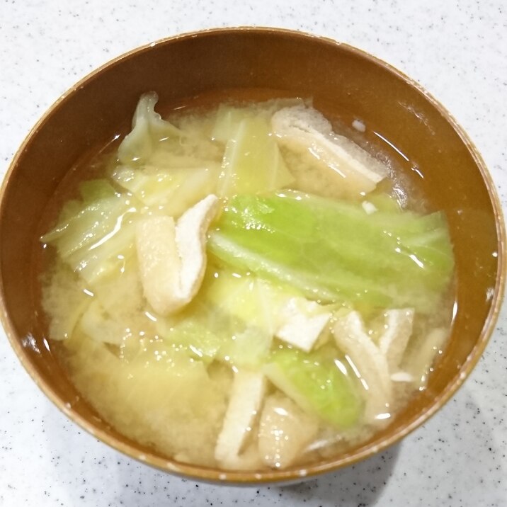 定番！素朴なおいしさ♪キャベツと油揚げの味噌汁